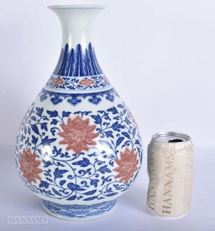 Eine chinesische Vase aus blau-weißem Porzellan mi