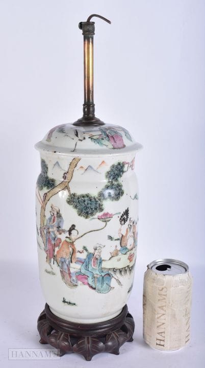 Eine chinesische Porzellanlampe im „Famille Rose“-