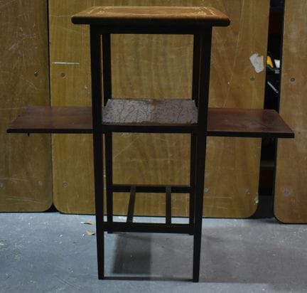 EIN BEISTELLTISCH IM ART-NOUVEAU-LIBERTY-STIL AUS 