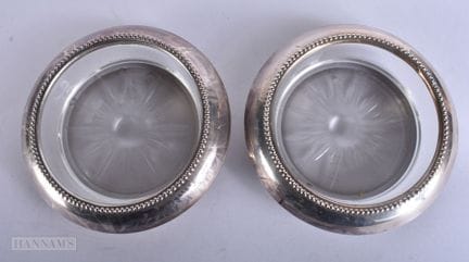 EIN PAAR GLAS-SCHÜSSELN MIT SILBERFASSUNG. 9,5 cm 