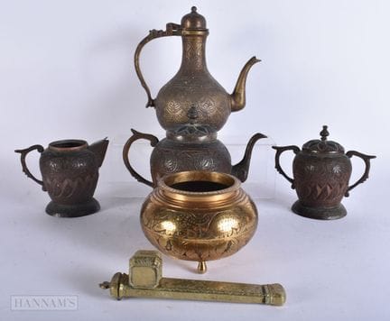 UN JUEGO DE TÉ INDIO ANTIGUO, junto con un tintero