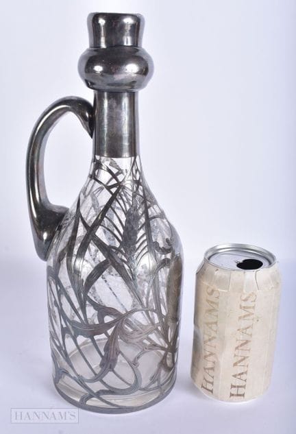 EIN JUG AUS SILBERVERZIERTEM GLAS IM JUGENDSTIL. 2