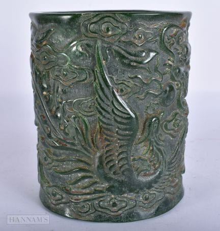 EIN CHINESISCHER PINSELTOPF AUS JADE. 15 cm x 11 c