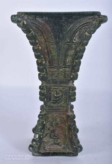 Eine archaische Gu-Vase aus chinesischer Jade. 19 