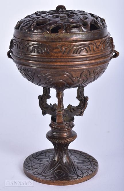 EIN CHINESISCHES RÄUCHERGEFÄSS MIT DECKEL. 10 cm h