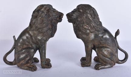 EIN PAAR BRONZELÖWEN. 17,5 cm hoch.