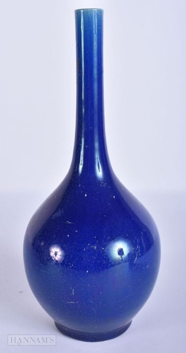 Eine japanische, einfarbig blaue Porzellanvase aus