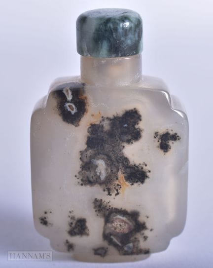 A CHINESE QING DYNASTY CARVED AGATE SNUFF BOTTLE A