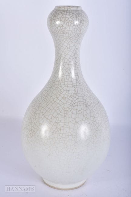 Eine chinesische Porzellanvase mit „Knoblauchhals“