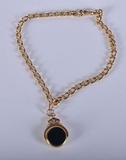 EINE UHRENKETTE AUS 18-KARAT-GOLD mit einem daran 
