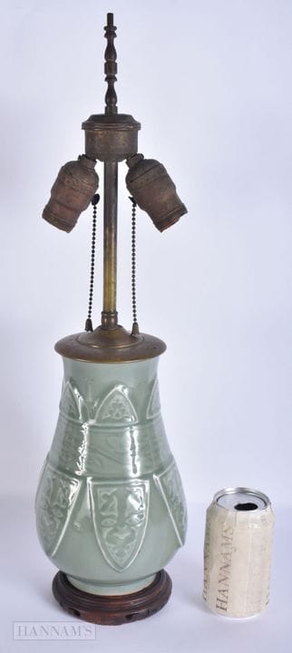 EINE CHINESISCHE ARCHAISCHE CELADON-LAMPE AUS DEM 