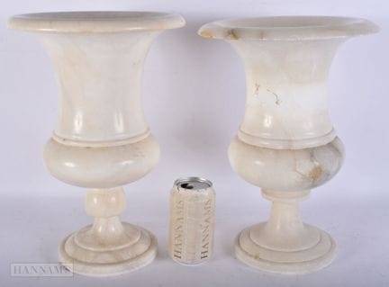 ZWEI ALABASTER-URNENLAMPEN IM GRAND-TOUR-STIL AUS 