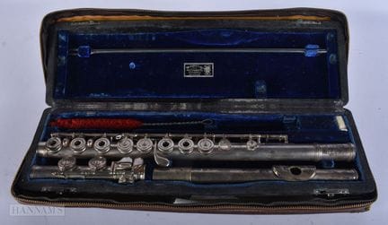 UN INSTRUMENTO MUSICAL EN UNA CAJA. 38 cm de ancho