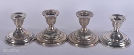 DEUX PAIRE DE BOUGEOIRS EN ARGENT. Poids total : 1