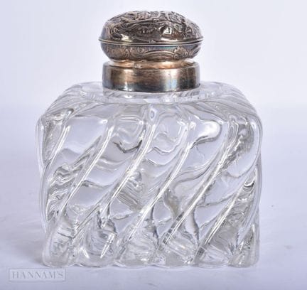 EINE ANTIKE, MIT SILBER VERZIERTE PARFÜMFLASCHE. 9