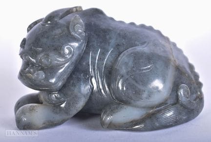 GRAN FIGURA DE JADE GRIS DE UNA BESTIA, DE LA DINA