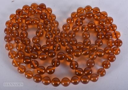 UN TRÈS LONG ROSAIRE À PERLES ORANGES. 146 grammes