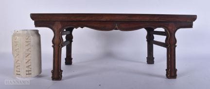 Mesa de estudio china de la dinastía Qing, tallada