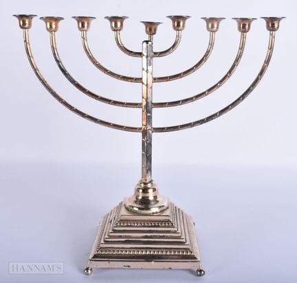 EINE SILBERFARBENE JUDISCHE MENORAH. 24 cm x 20 cm