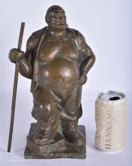 Eine chinesische Bronzeskizze eines Mannes, der ei