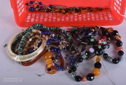 Un collar de lapislázuli, etc. (cantidad)