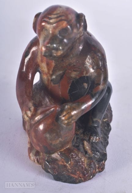SINGE EN MARBRE CHINOIS SCULPTÉ ET POLI DES XVIIIe