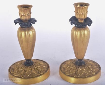 UNE PAIRE DE BOUGEOIRS FRANÇAIS DU XIXe SIÈCLE EN 