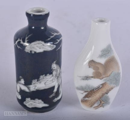 DEUX BOUTEILLES À TABAC EN PORCELAINE CHINOISE DE 