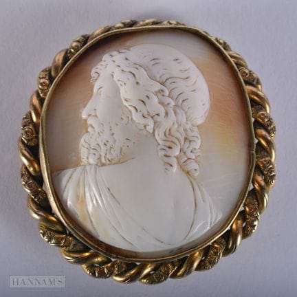 AN ANTIQUE CAMEO SHELL BROOCH. 5.5 cm x 4.25 cm.