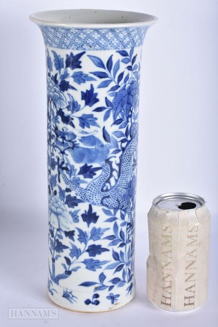 Eine große chinesische blau-weiße Porzellanvase mi