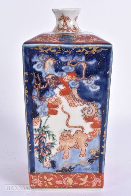 A 19TH CENTURY JAPANESE MEIJI PERIOD IMARI PORCELA