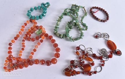 AGATE NECKLACES etc. Largest 80 cm long. (qty)