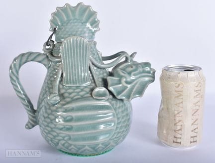 EINE ORIENTALISCHE KANNE MIT CELADON-Glasur, vermu