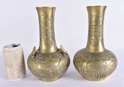A PAIR OF LATE 19TH CENTURY CHINESE BRONZE VASES d