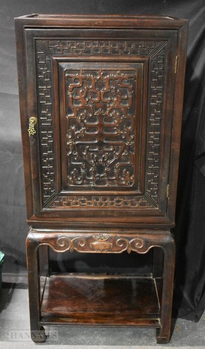 UN INUSUAL ARMARIO CHINO DEL SIGLO XIX, DE MADERA 