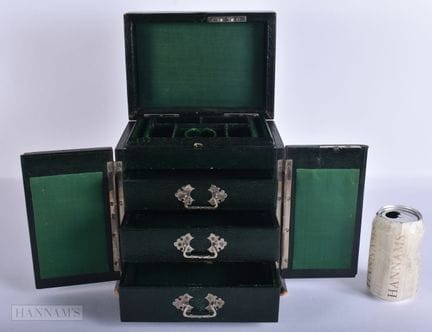 EINE VIKTORIANISCHE SCHMUCKBOX AUS LEDER. 24 cm x 