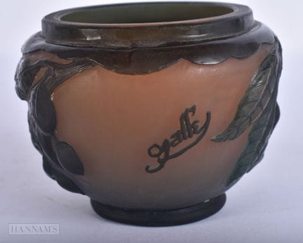 EINE GLASVASE IM CONTINENTAL-CAMEO-STIL.  9,5 cm b