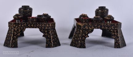 DOS INUSUALES MESITAS DE TÉ EN MINIATURA, DEL SIGL