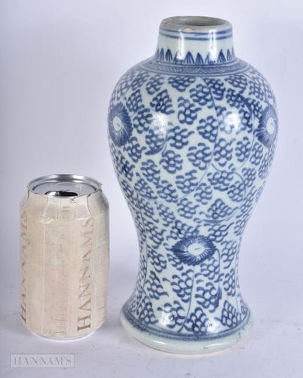 AN 18TH CENTURY CHINESE BLUE AND WHITE BALUSTER VA