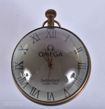 EINE KUGELUHR. Läuft. 6,75 cm breit.