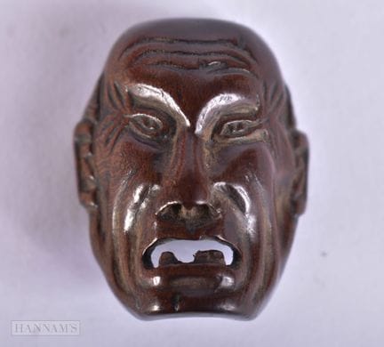 Una máscara de madera tallada de estilo «netsuke» 
