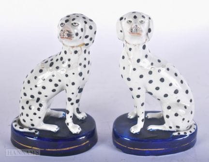 UNE PAIRE DE DALMATIENS DE STAFFORDSHIRE DE L'ÉPOQ