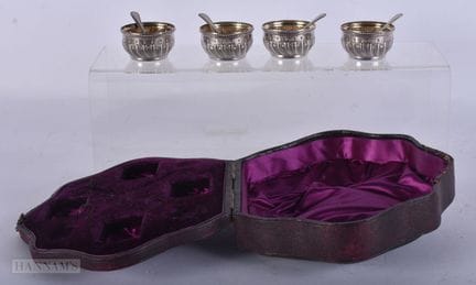 Juego de saleros y cucharas de plata de la época v