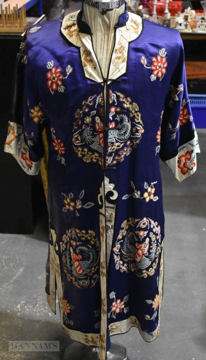 AN EARLY 20TH CENTURY CHINESE SILK EMBROIDERED BLU