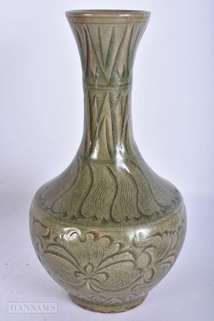 EINE CHINESISCHE GRÜNE CELADON-VASE. 23,5 cm hoch.