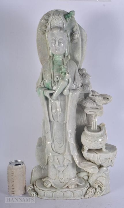 TRÈS GRANDE STATUETTE CHINOISE EN JADEITE SCULPTÉE