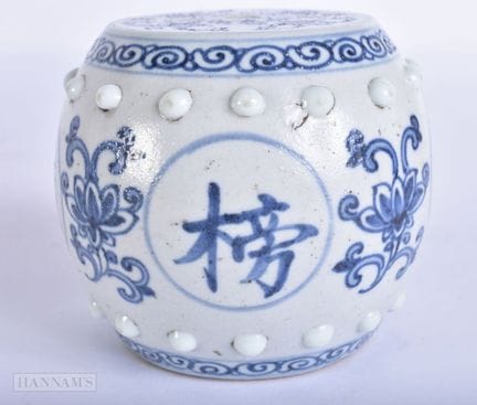 UN INSÓLITO GOTERO DE PORCELANA AZUL Y BLANCA DEL 