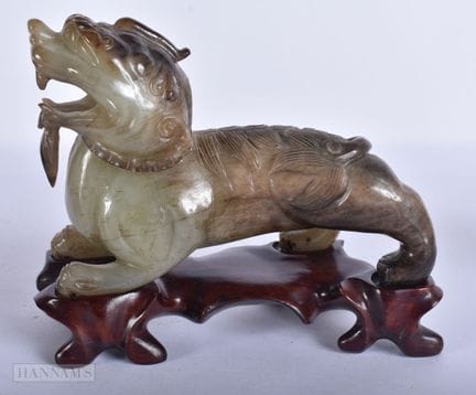 EINE CHINESISCHE, GESCHNITZTE FIGUR EINES TIERES A