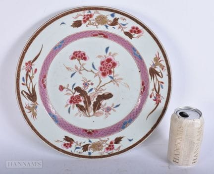 Un gran plato chino de porcelana «Famille Rose» de