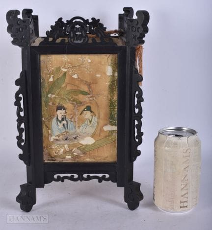 EINE AUSSERGEWÖHNLICHE CHINESISCHE HOLZLATERNE MIT